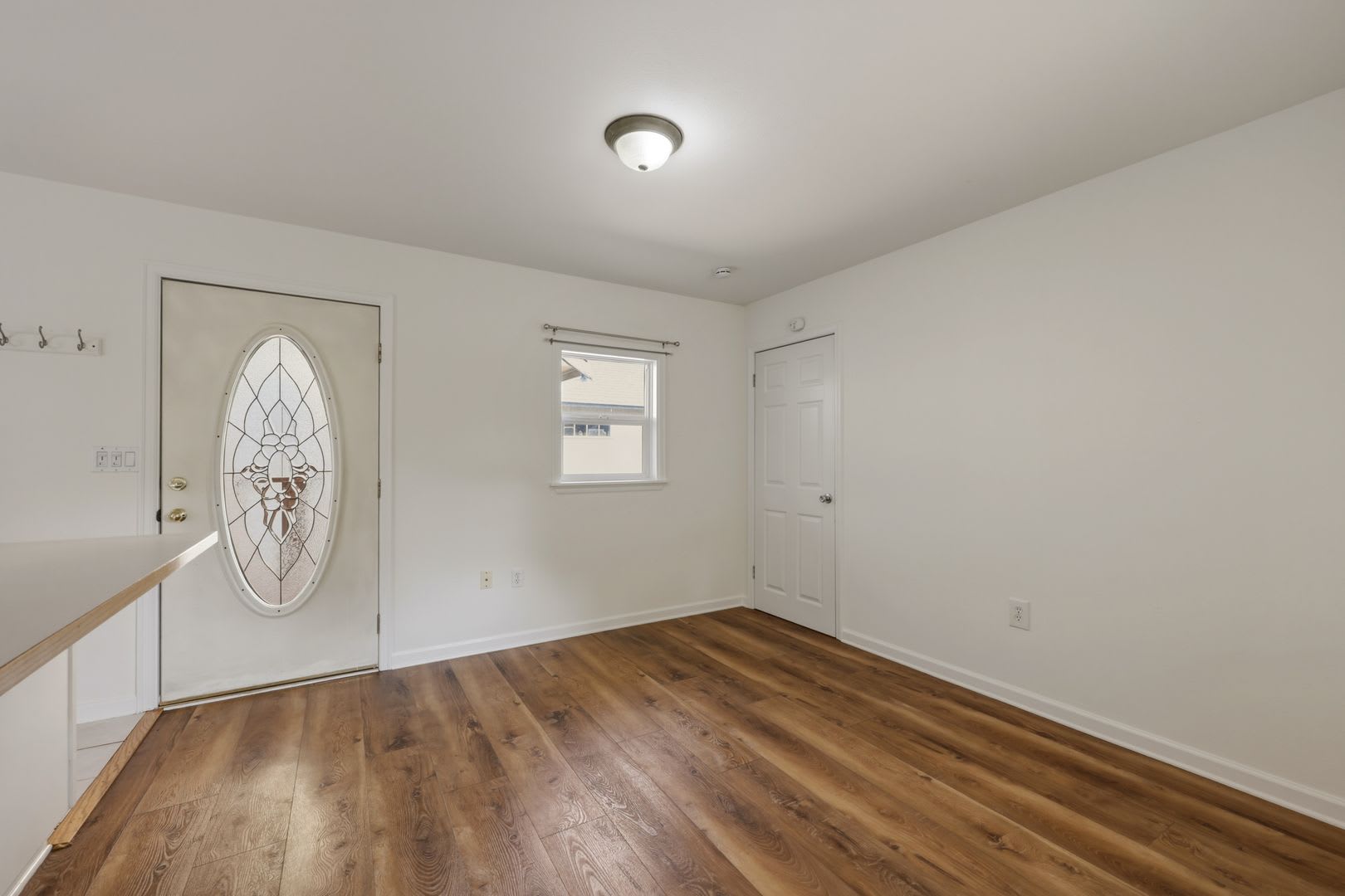 Fantastic location, move in ready! 1 bed, one bath, HUGE kitchen! – photo 5