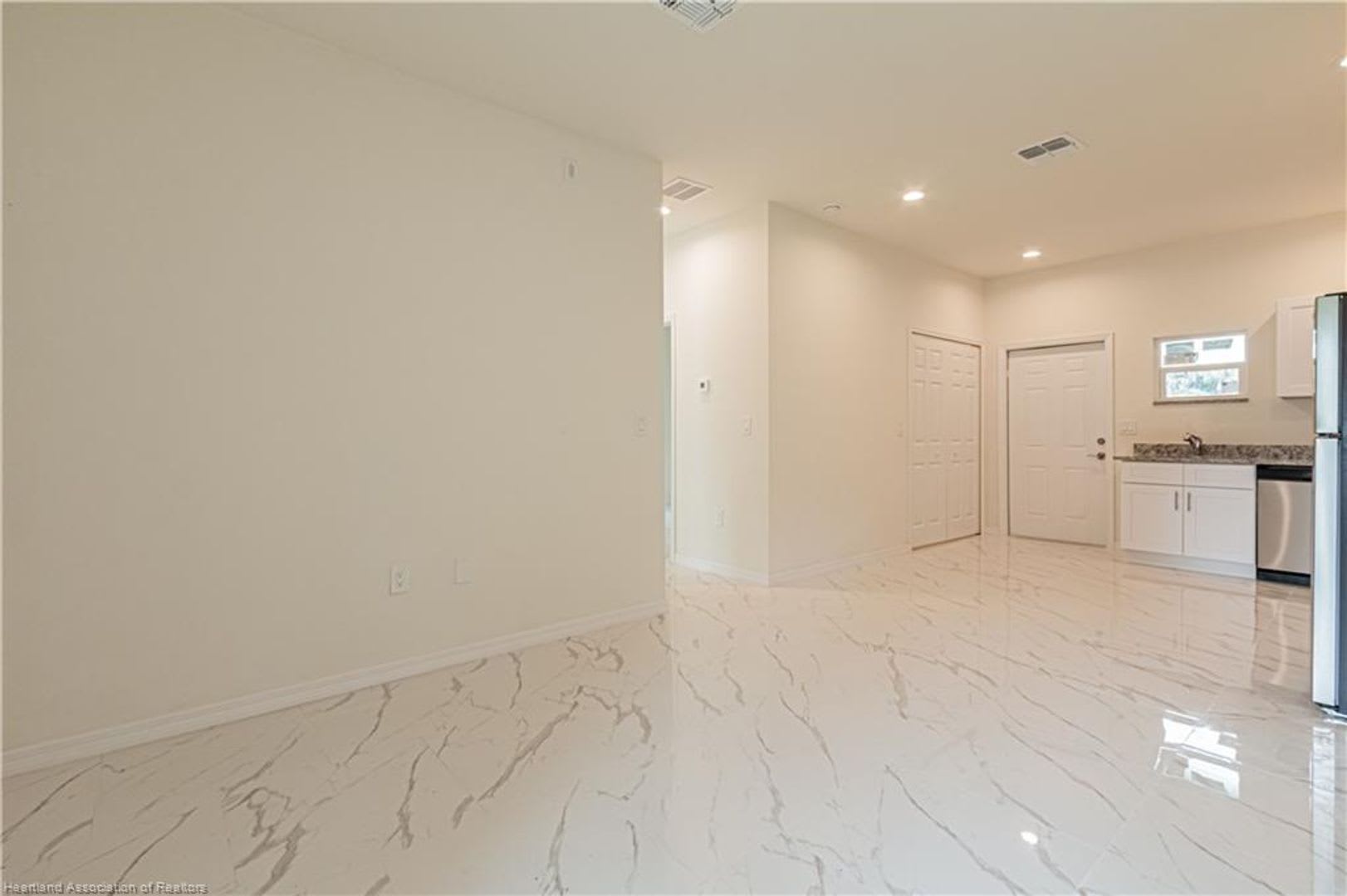 Spacious 2Bd/2Ba Single Family House – photo 3