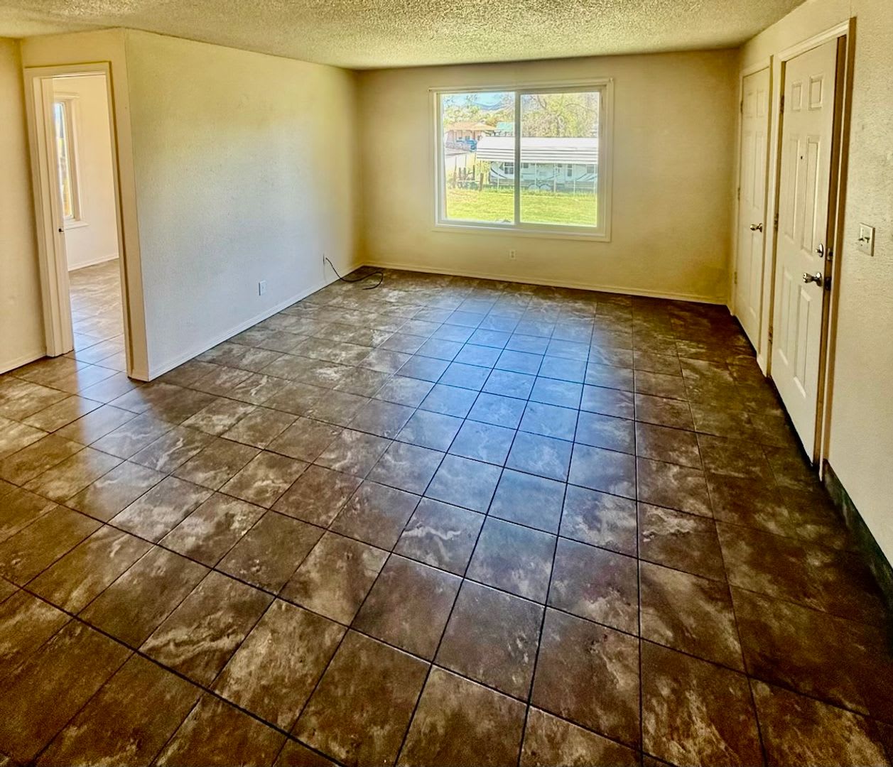 2 Bedroom / 1 Bathroom Upstairs Unit with flexible lease terms – photo 3
