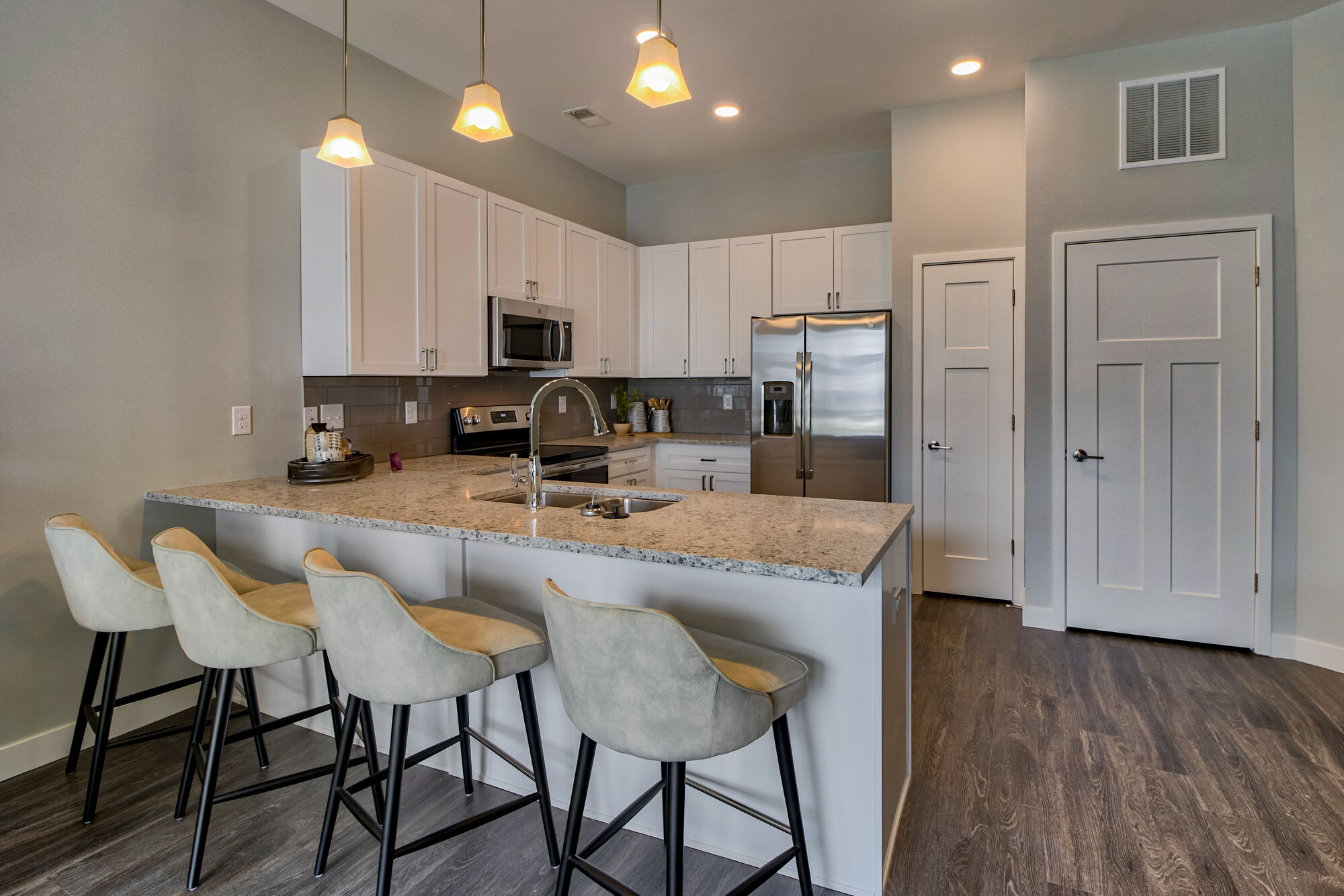 946 Mlk – photo 1