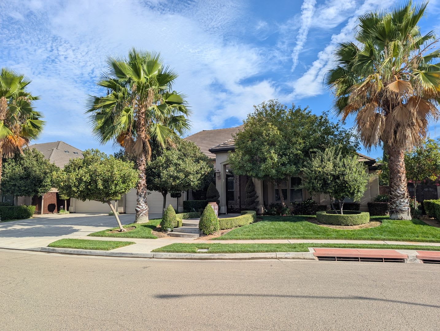 Executive Home Offering A Wonderful Floor Plan Spacious Bedrooms Upgraded Amenities A Large Lot 4 Car Garage And Upgraded Fixtures – photo 2