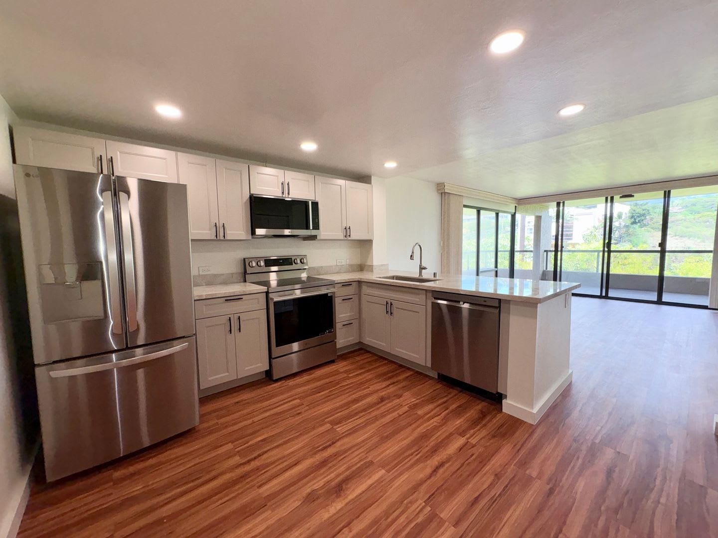Fully Renovated 1-Bedroom, 2-Bathroom Condo in Kona Pacific – photo 2