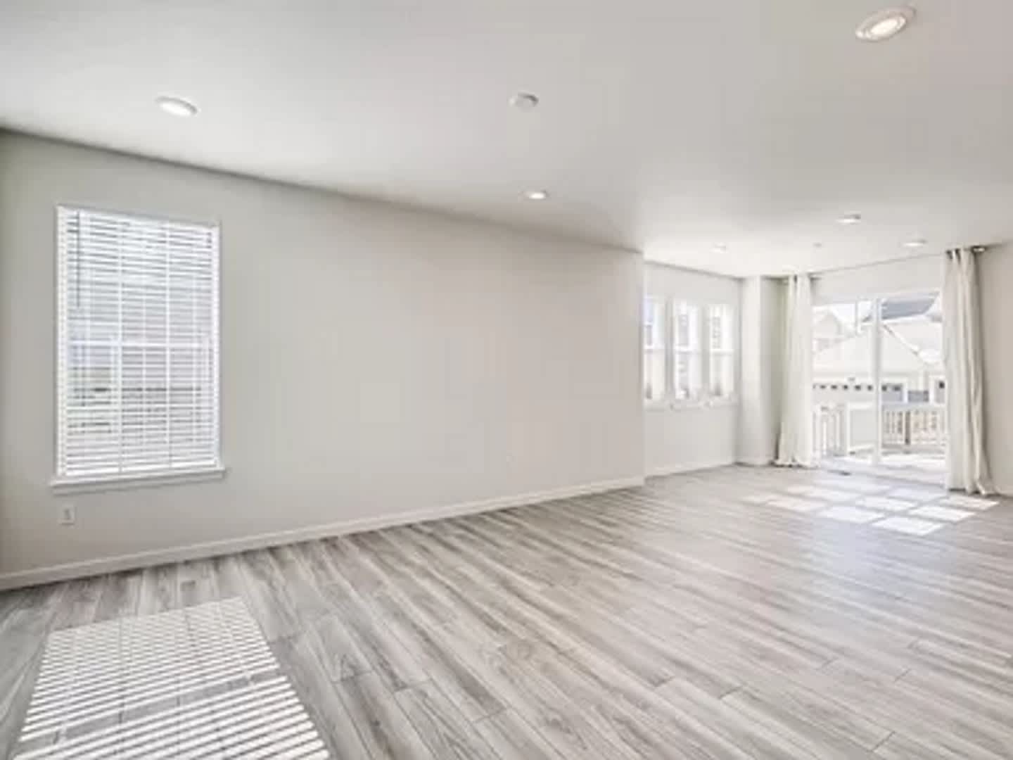 2B/2.5B Home with Deck and Yard – photo 4
