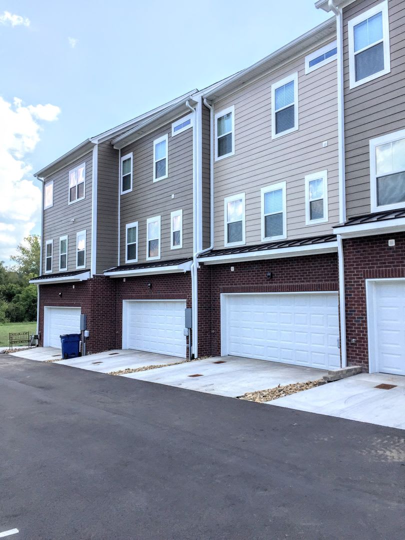 Beautiful, Spacious Townhome in Central Location – photo 2