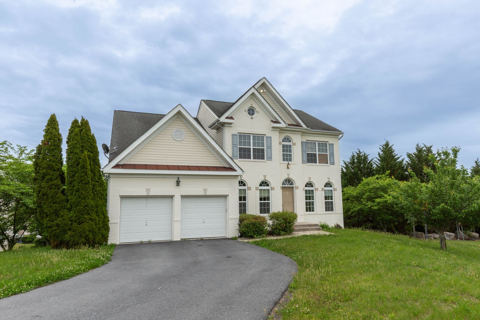 5 Bed, 3.5 Bath, Single Family Home in Martinsburg, WV – photo 2