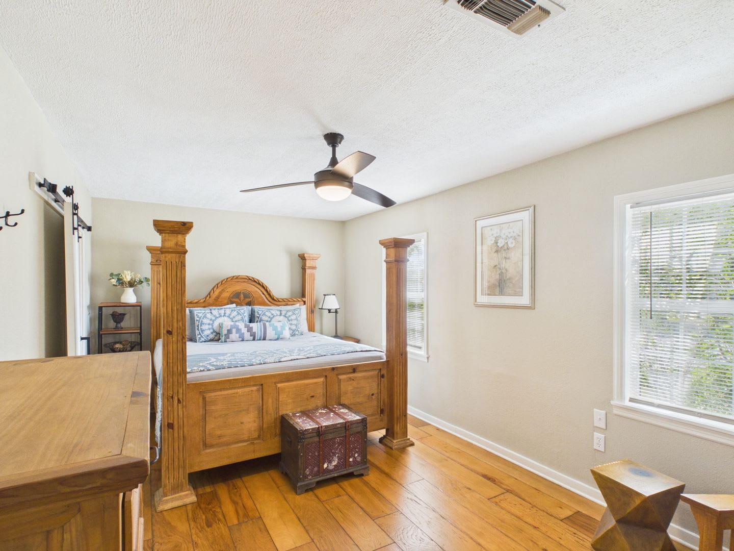 Spacious Kitchen, Large Living Room & Private Primary Bath – photo 4