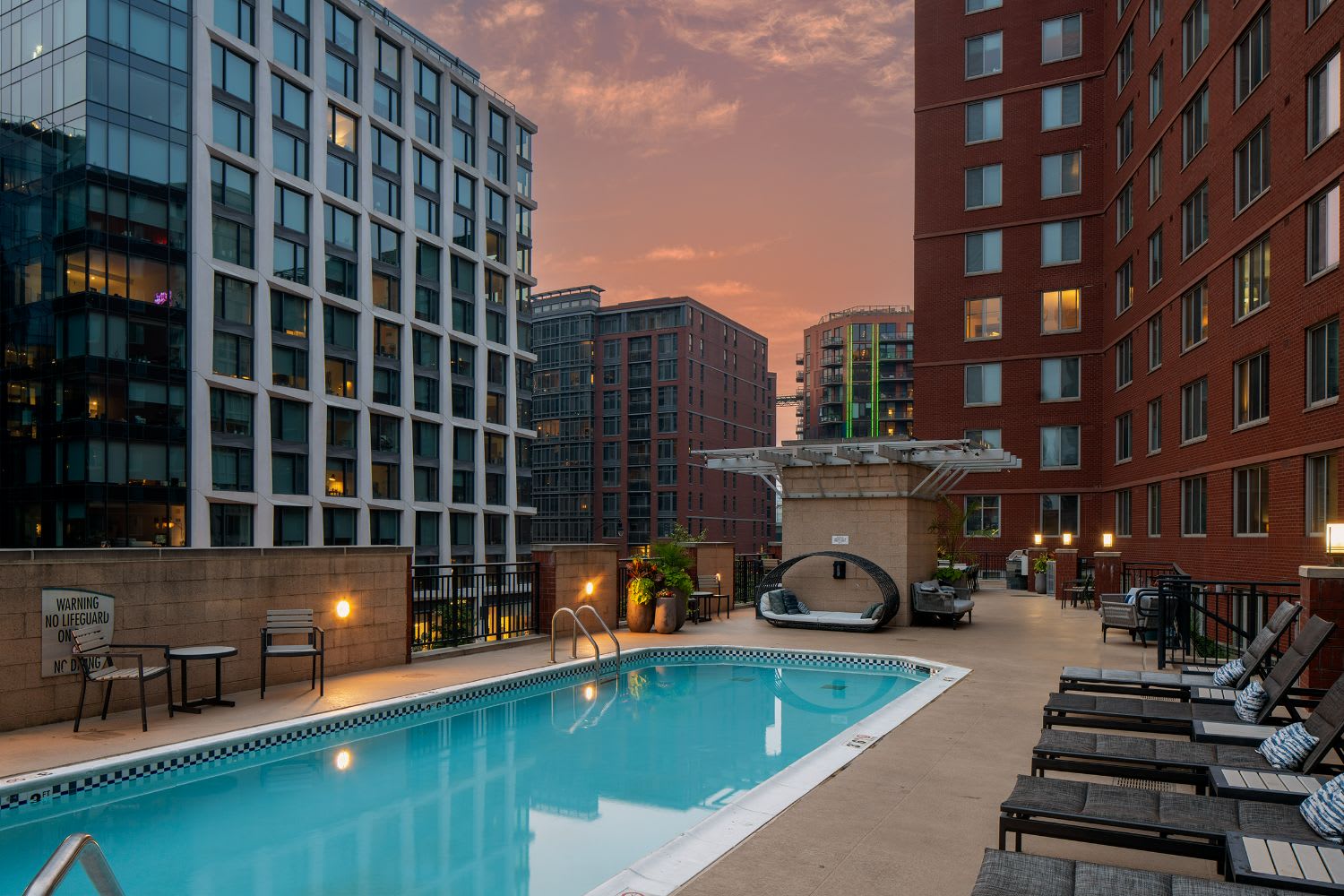 909 Apartments – photo 2