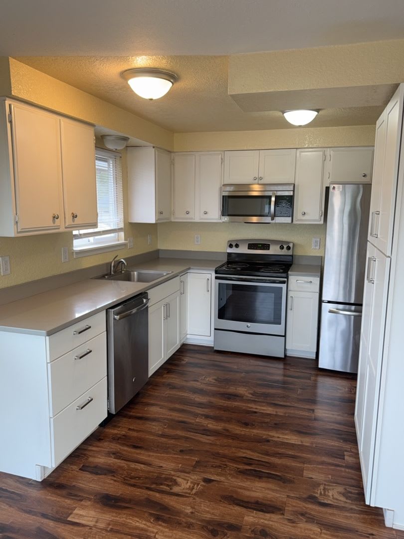Limited Time Offer 25 Application Fee Apply Today Signed Lease Receive A 2 000 Gift Card To Fred Meyers – photo 2