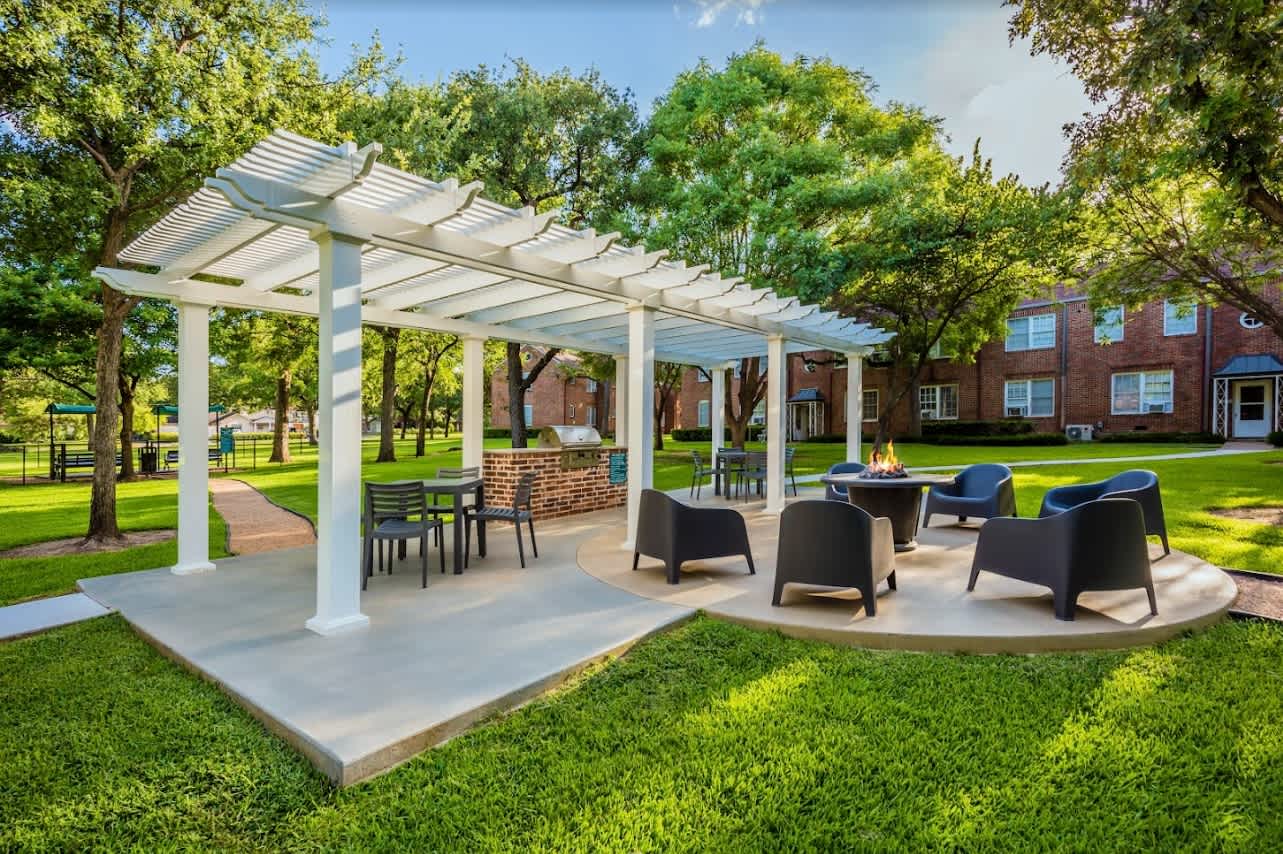 Crestwood Place Apartments – photo 2