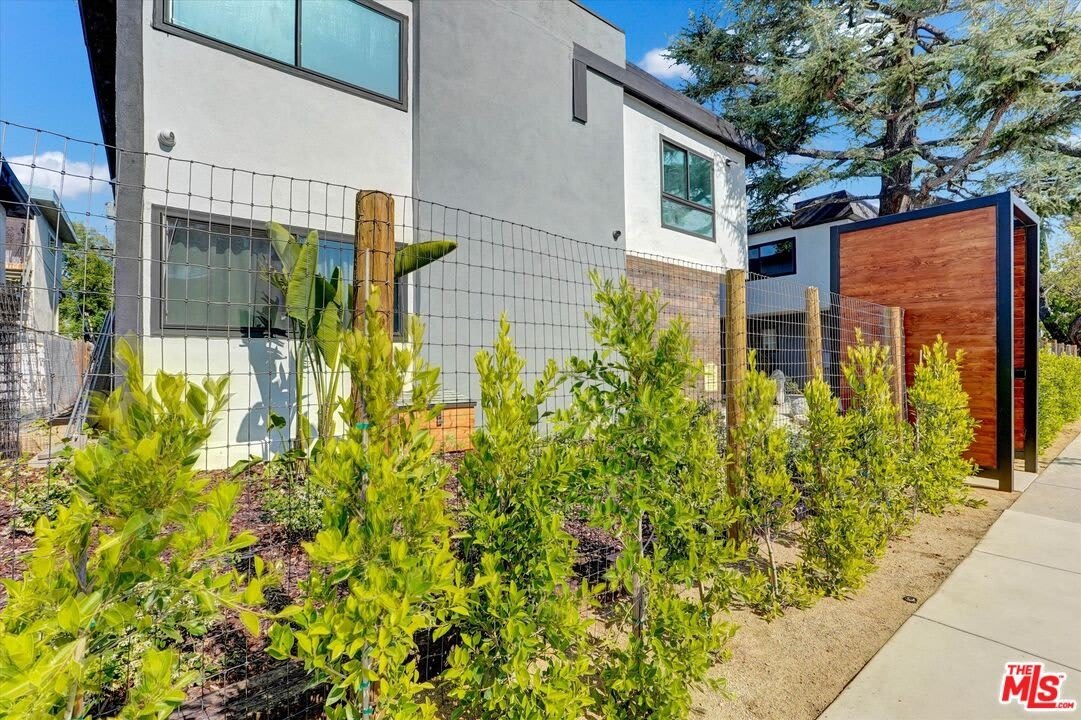 5722 Woodman Ave – photo 3
