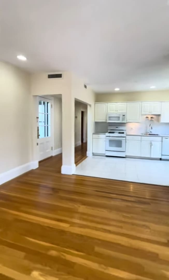 Charming 3 Bedroom-No Broker Fee – photo 1