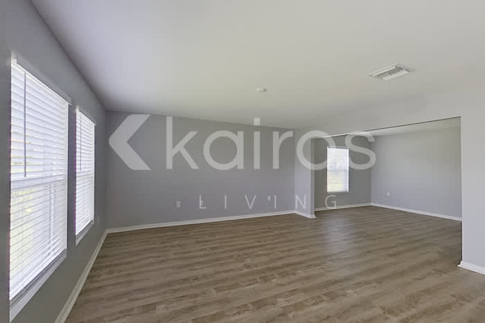1010 Kaye Street East – photo 4