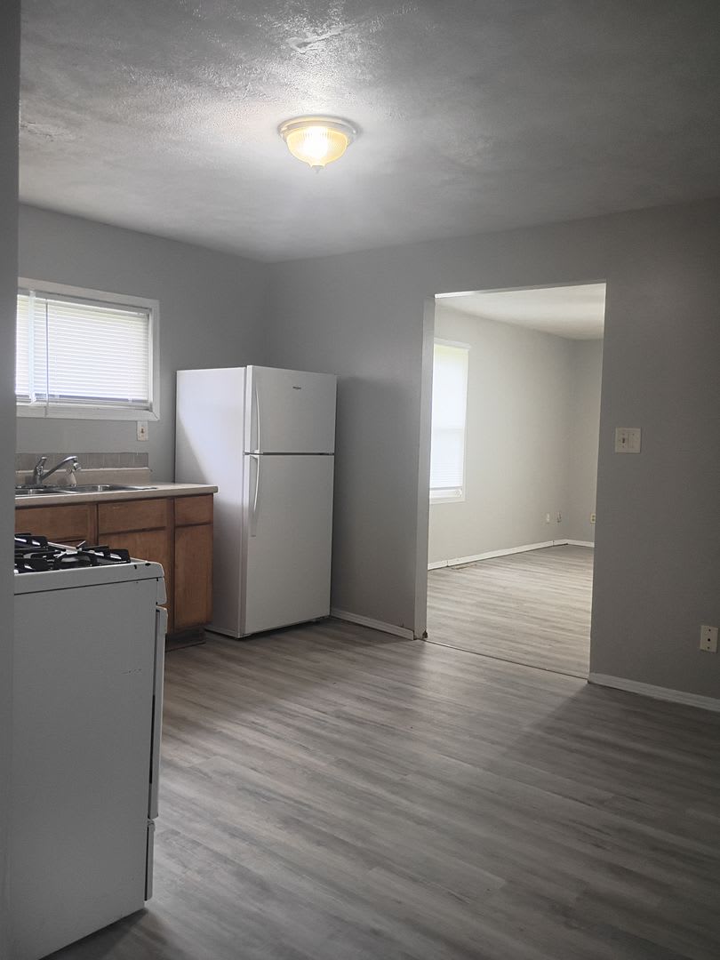 For Rent 1213 W 17Th St 2 Bedroom 1 Bathroom Home Nice Porch Nice Back Yard New Flooring Washer Dryer Hookups – photo 2