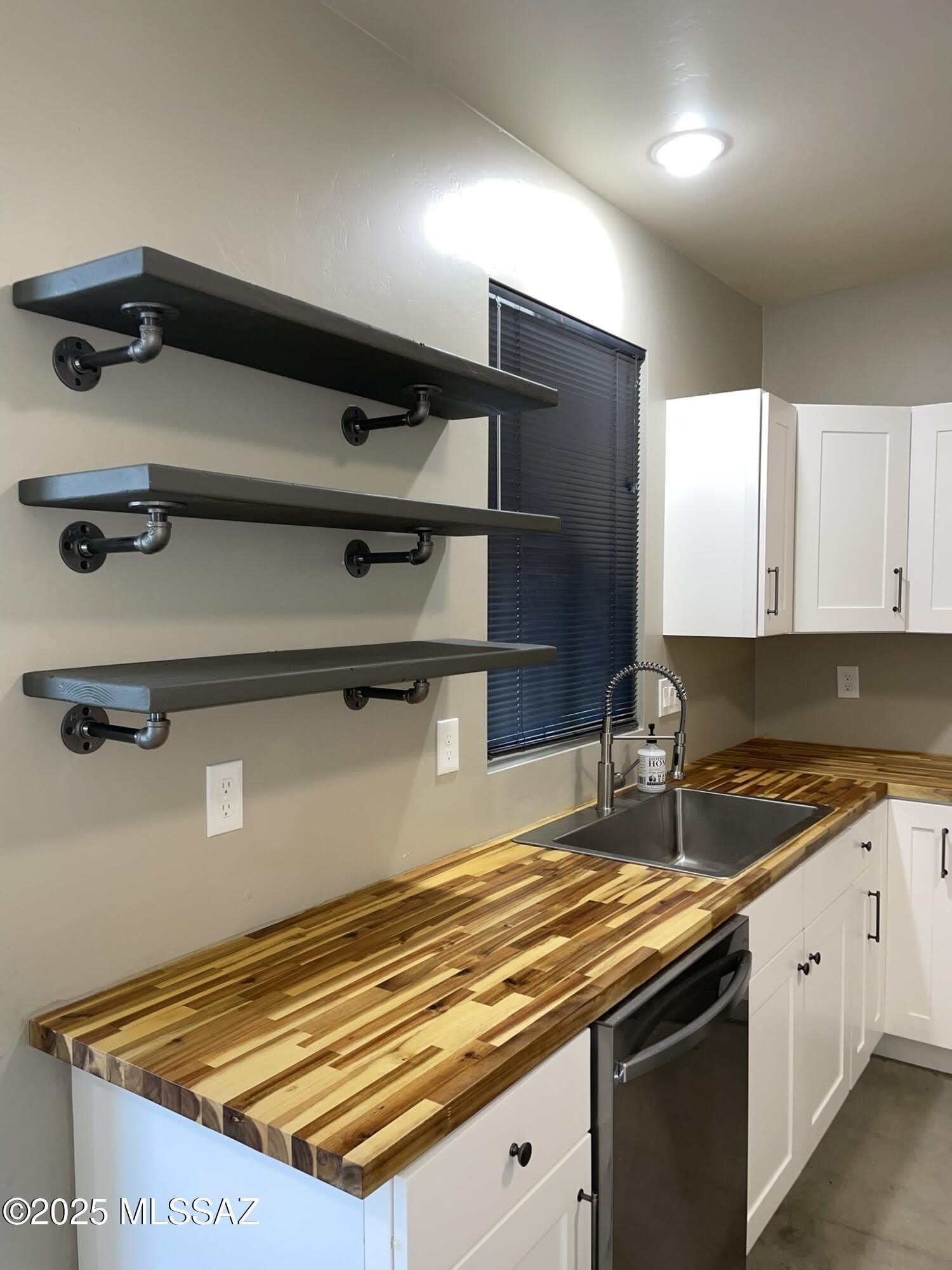3250 N Stone Avenue – photo 3