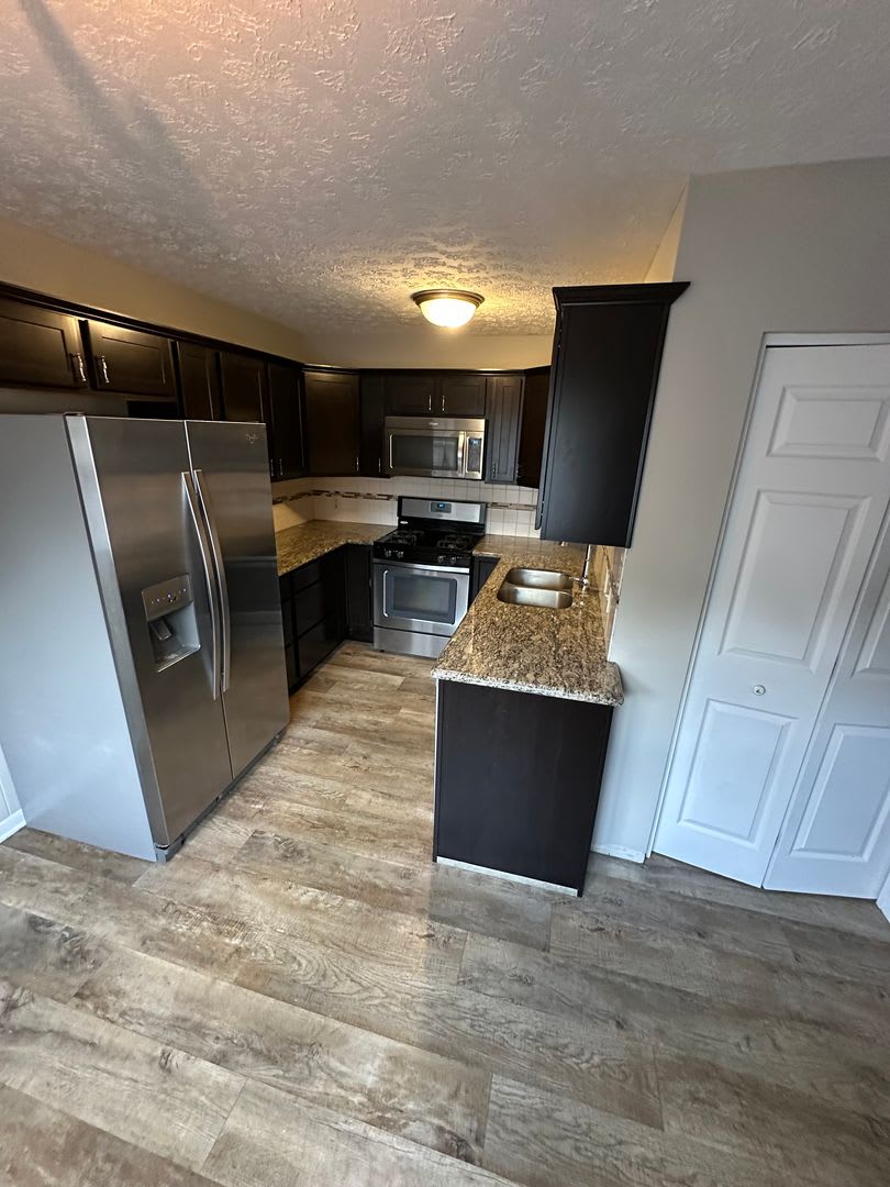 Updated 3 Bed 1.5 Bath Townhome with basement. – photo 2