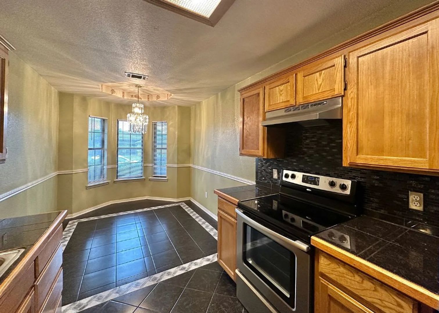 Thoughtfully Designed Home with Spacious Interior – photo 5
