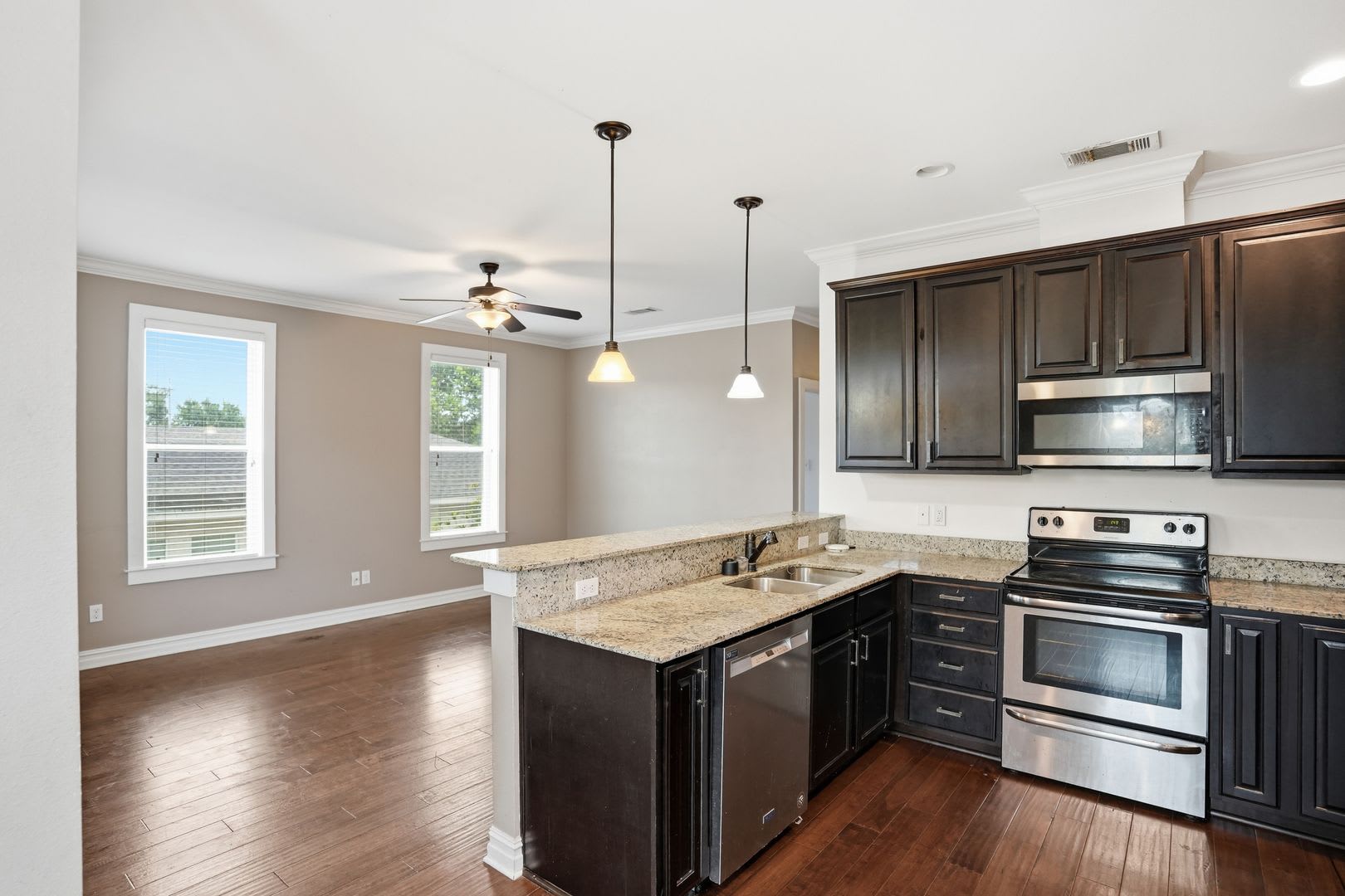 Large house with the private backyard! – photo 2
