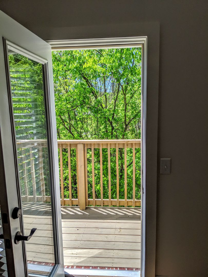 Beautiful, Spacious Townhome in Central Location – photo 1