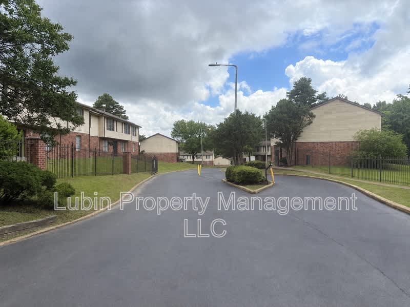 2883 Coach Dr – photo 2