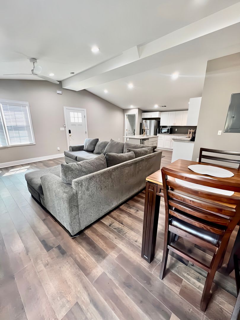 Furnished & Beautifully Updated 3 br 2 Bath Home in Historic Collier Heights – photo 3
