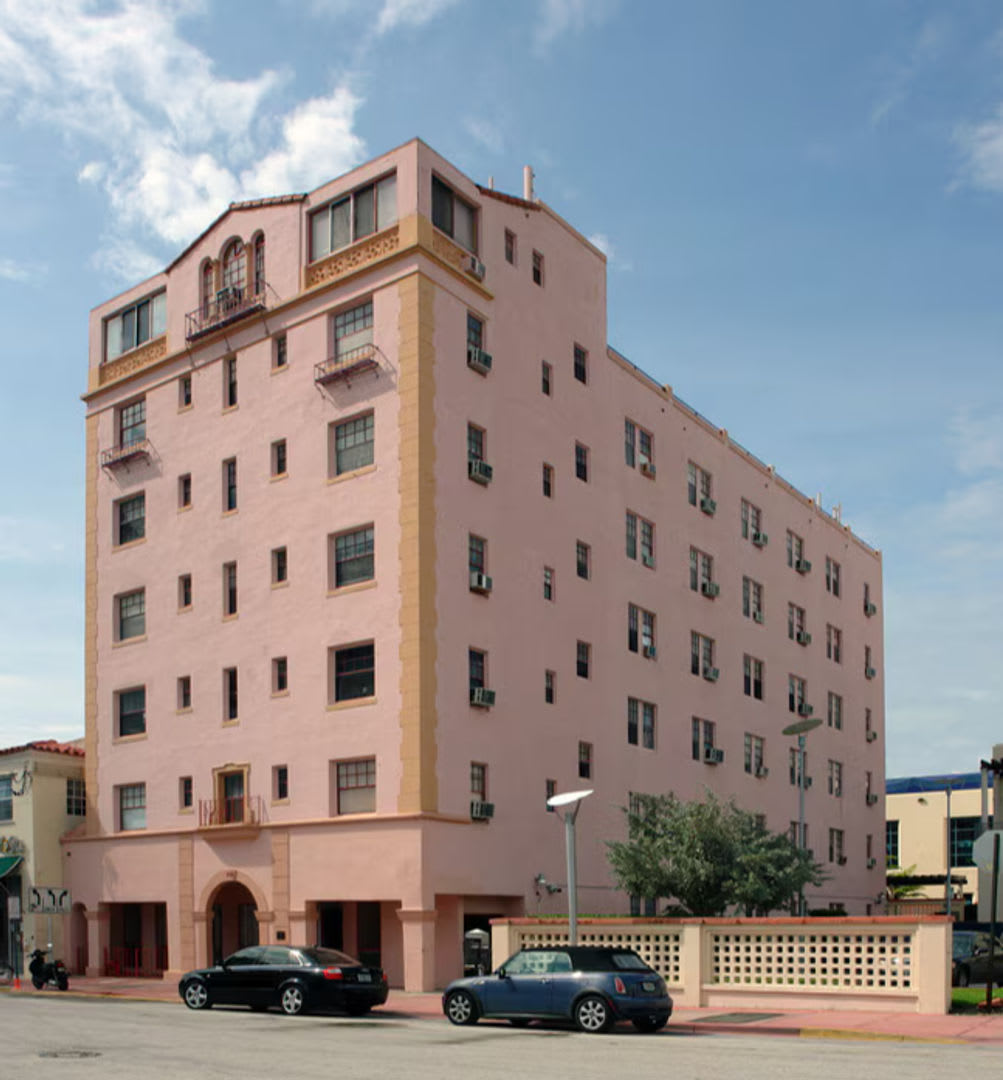 Miami Beach Art Deco Living – 1 Bedroom Steps from the Beach – photo 1