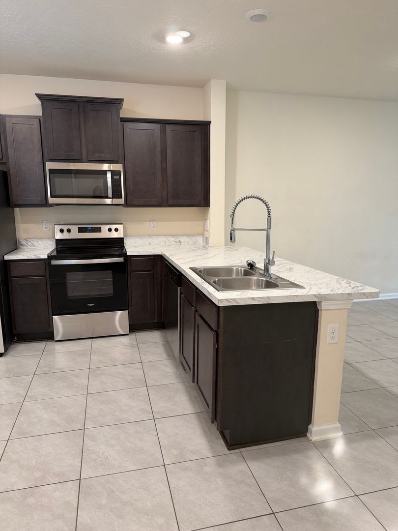 Spacious 2-Bedroom Townhome Near River City – photo 2
