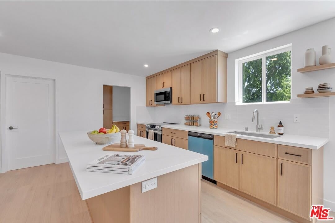 6913 1/2 Encino Ave – photo 4