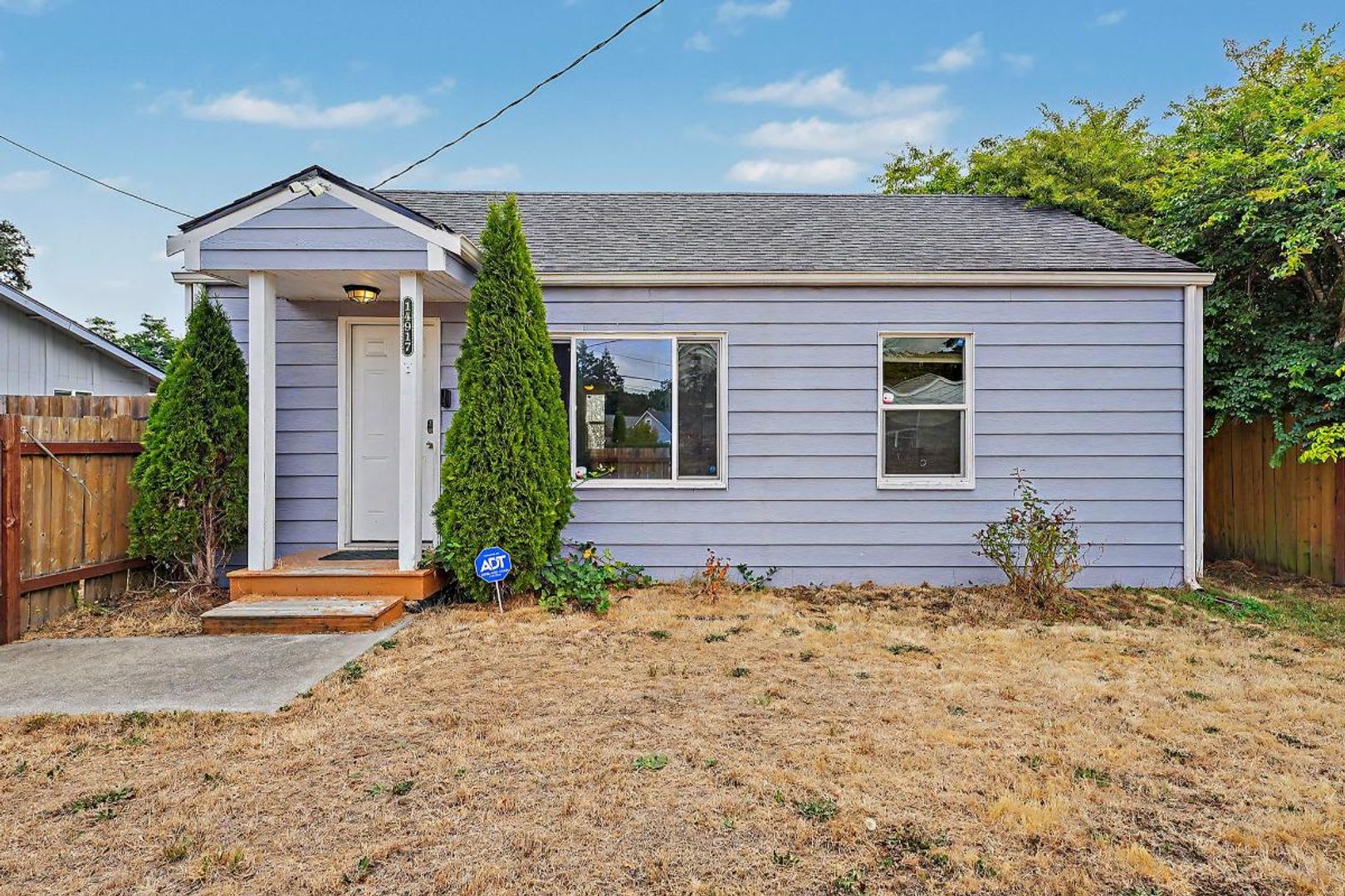 Charming Single Story Lakewood Home Fully Fenced Backyard Only 5 Miles From Jblm – photo 1