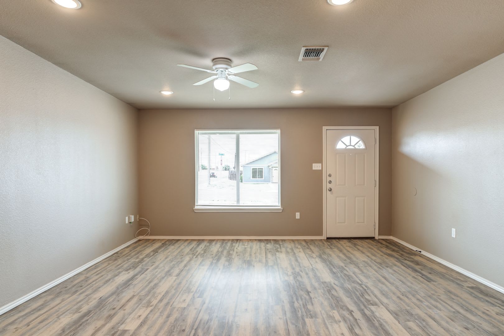 Move In Special Cozy 3 Bedroom Home – photo 2