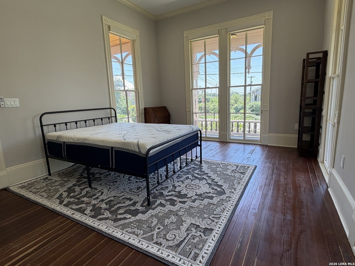1133 E CROCKETT ST – photo 4