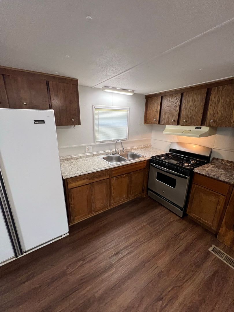Bright & Spacious 2-Bedroom Mobile Home with Open Floor Plan – photo 4