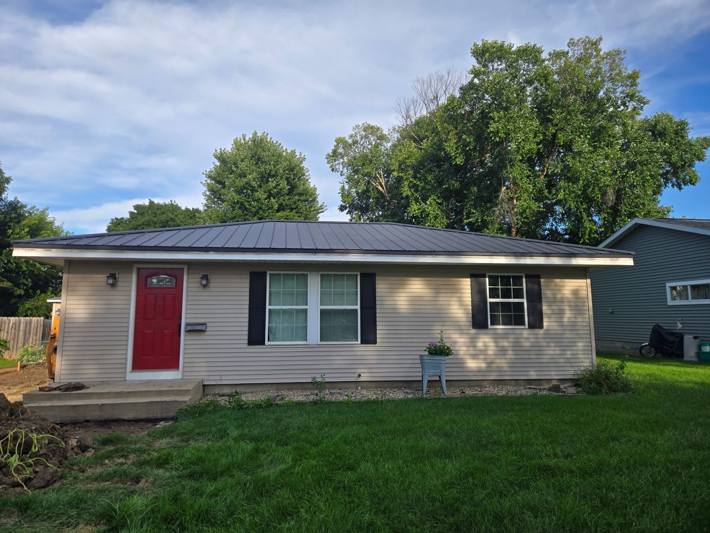 Freshly renovated, bright, and ready for you! – photo 1