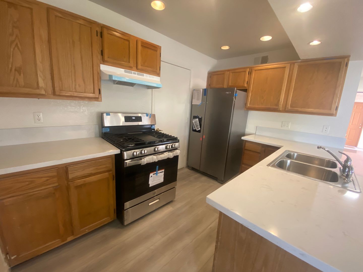 2 BEDROOM 2 BATHROOM LOCATED IN GATED COMMUNITY WITH COMMUNITY POOL AND SPA. – photo 2