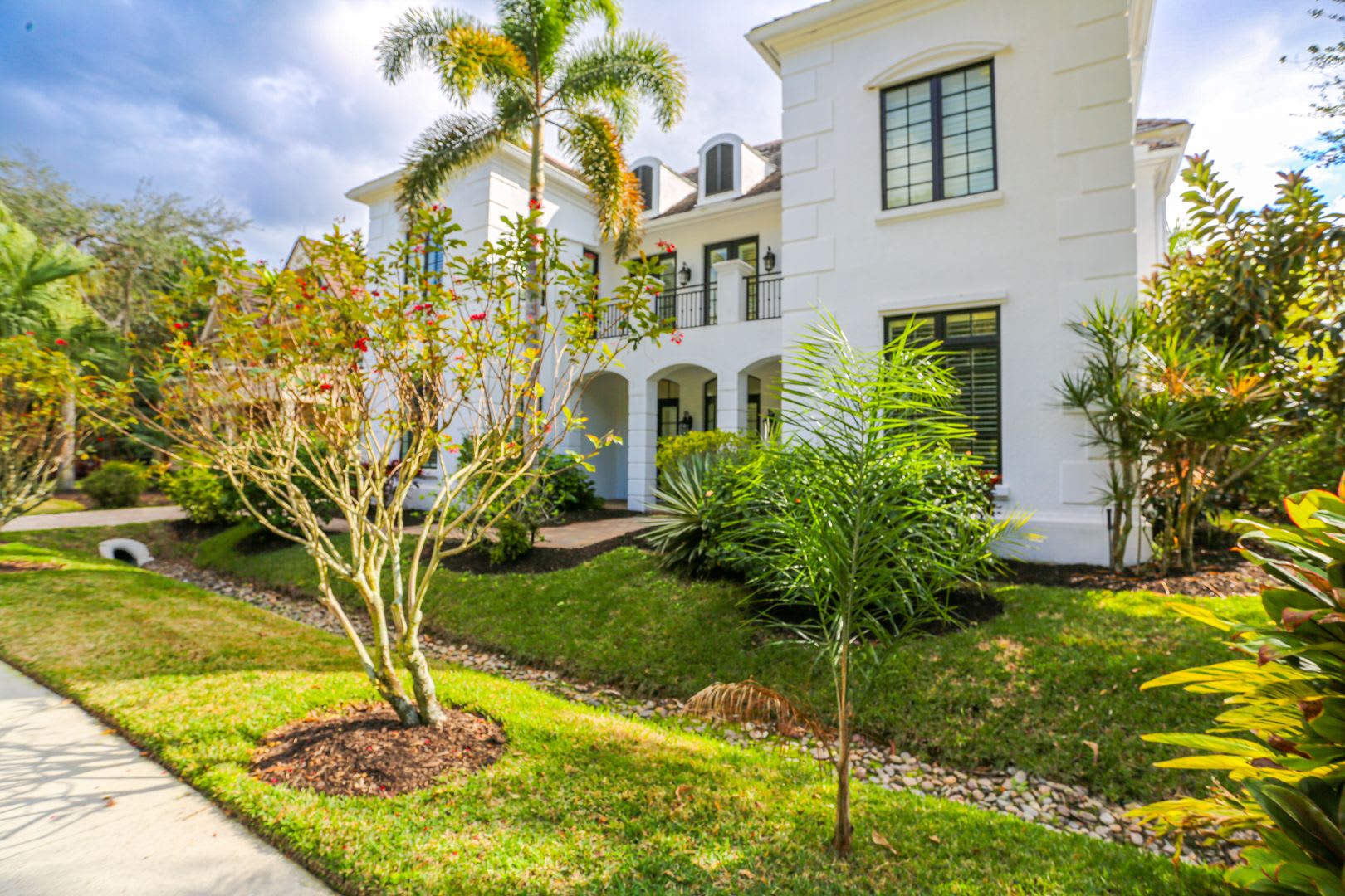 ***STUNNING SEASONAL RENTAL AVAILABLE***STUNNING POOL HOME*** – photo 4