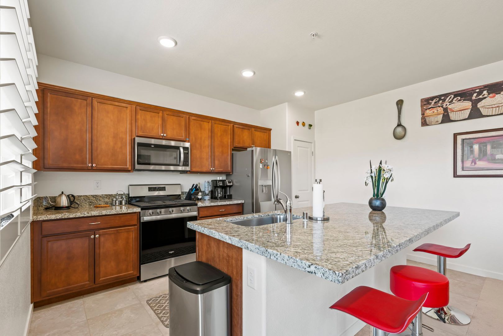 Fully Furnished Modern Townhome With Flexible Leases And All Utilities Included – photo 3