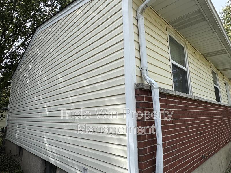 1372 Farmview Ave – photo 5