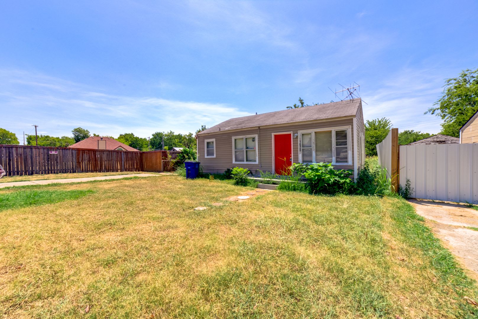 COMING SOON! Newly Renovated 2 Bed / 1 Bath house! Apply today! – photo 1