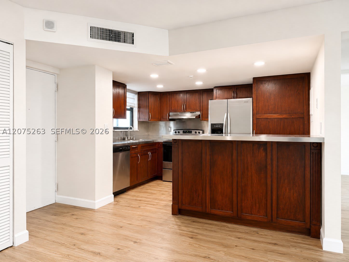 555 NE 30th St – photo 4