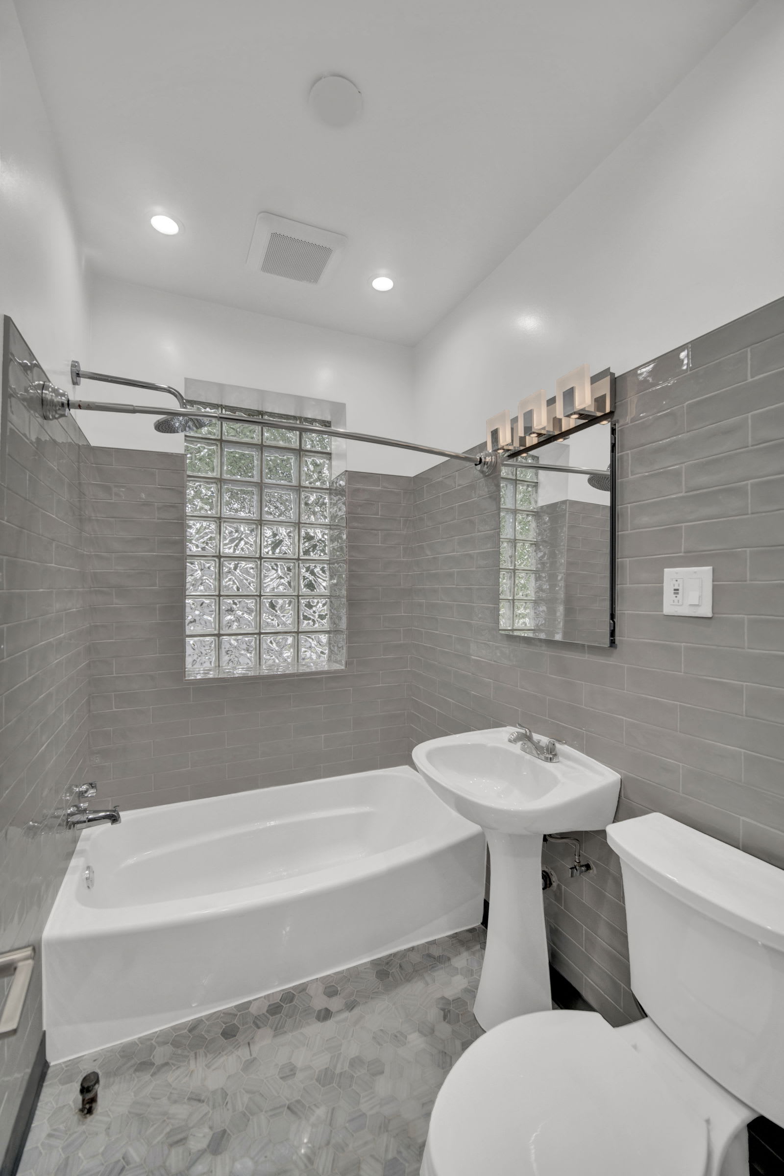 3234 West Waveland Avenue – photo 4