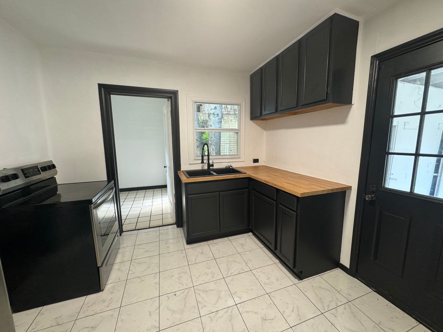 2 Bedroom 1 Bath with Hardwoods for Rent – photo 5