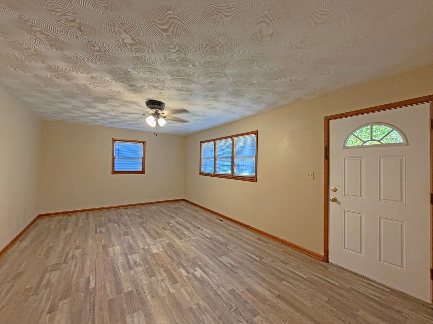 Cute & Clean Duplex Available Now! – photo 2