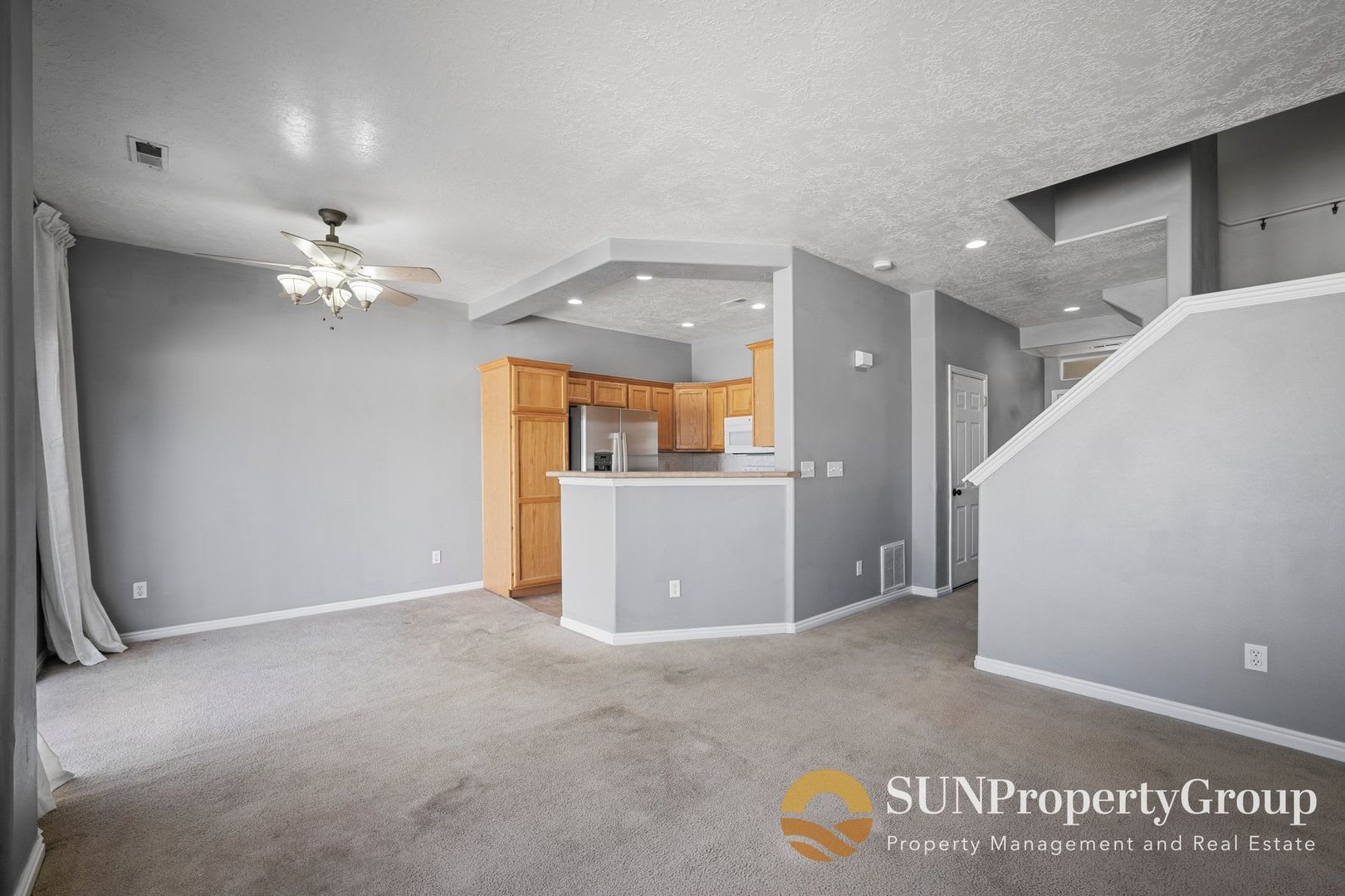 Beautiful Townhome in Excellent West Valley Area – photo 4