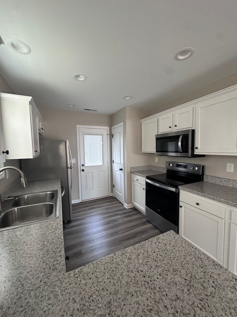 400 Sanderson Drive – photo 4