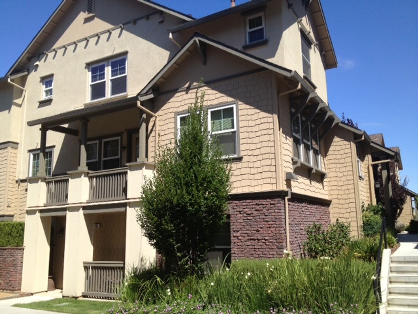 3 BD/3.5 BA Townhouse in downtown Livermore Station, No Pets – photo 1