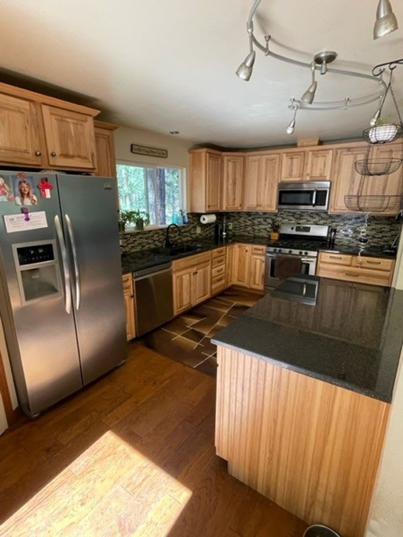 Charming pet friendly home available for a Seasonal lease 3-6 months starting Nov. 15th- May 1st! – photo 3