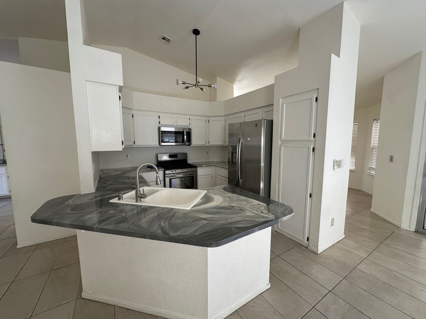 Great location. 3 bedroom single story Las Vegas home for rent. – photo 2