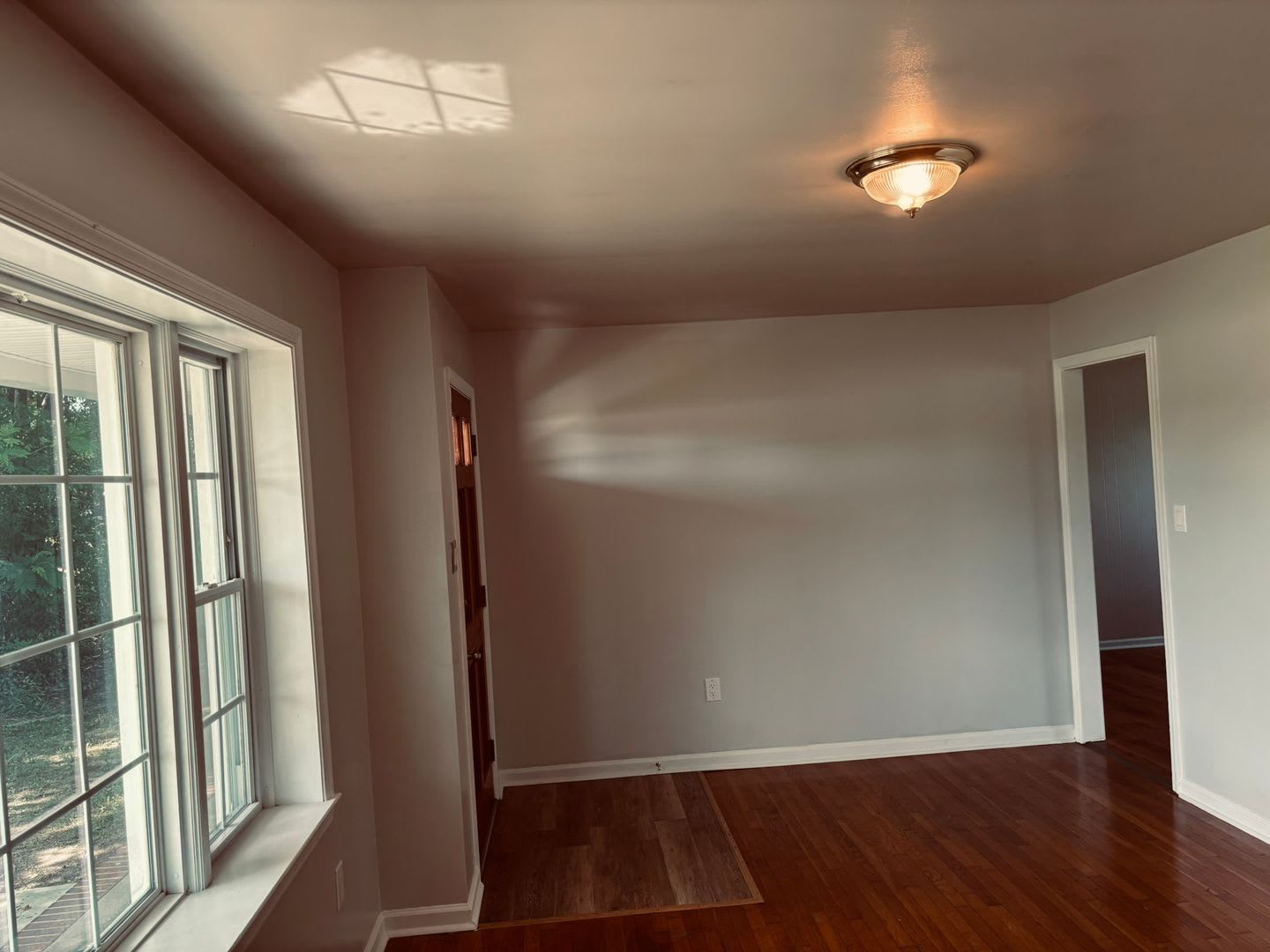 Large 3 bedroom brick rancher with 1.5 bathrooms. – photo 3
