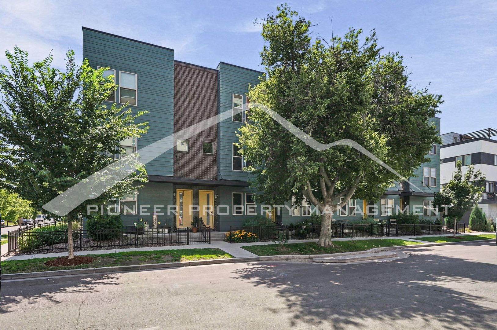 Gorgeous Townhouse with Central AC and Rooftop Deck – photo 1