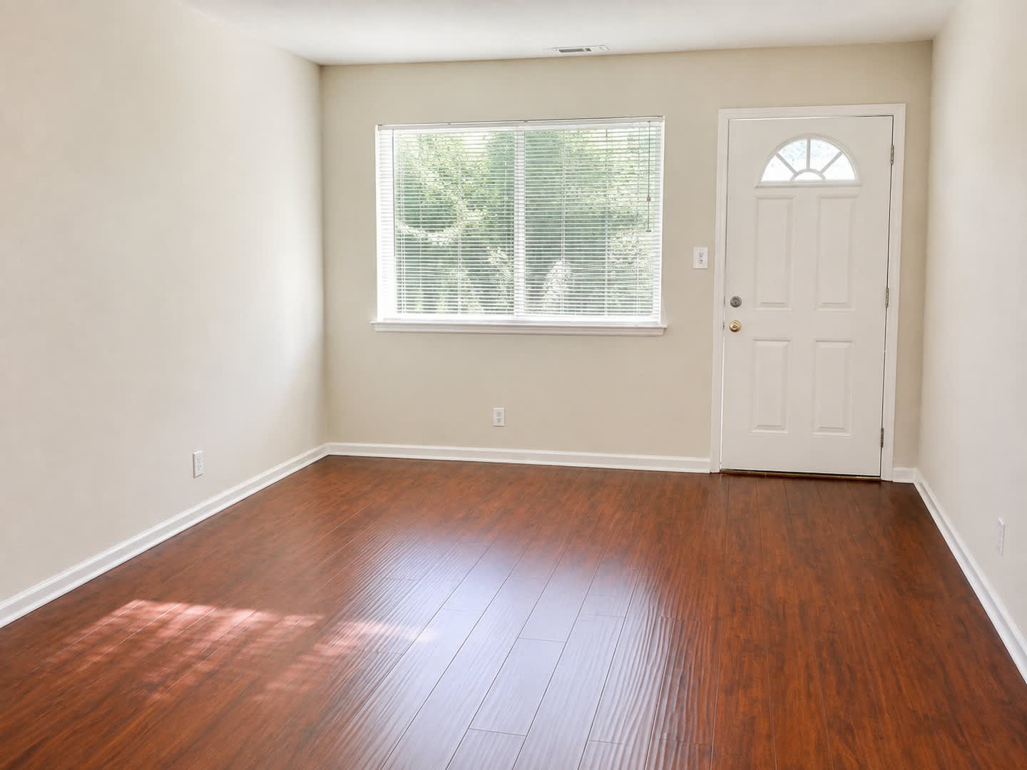 Very Nice 3 bedroom 1 bathroom duplex – photo 3