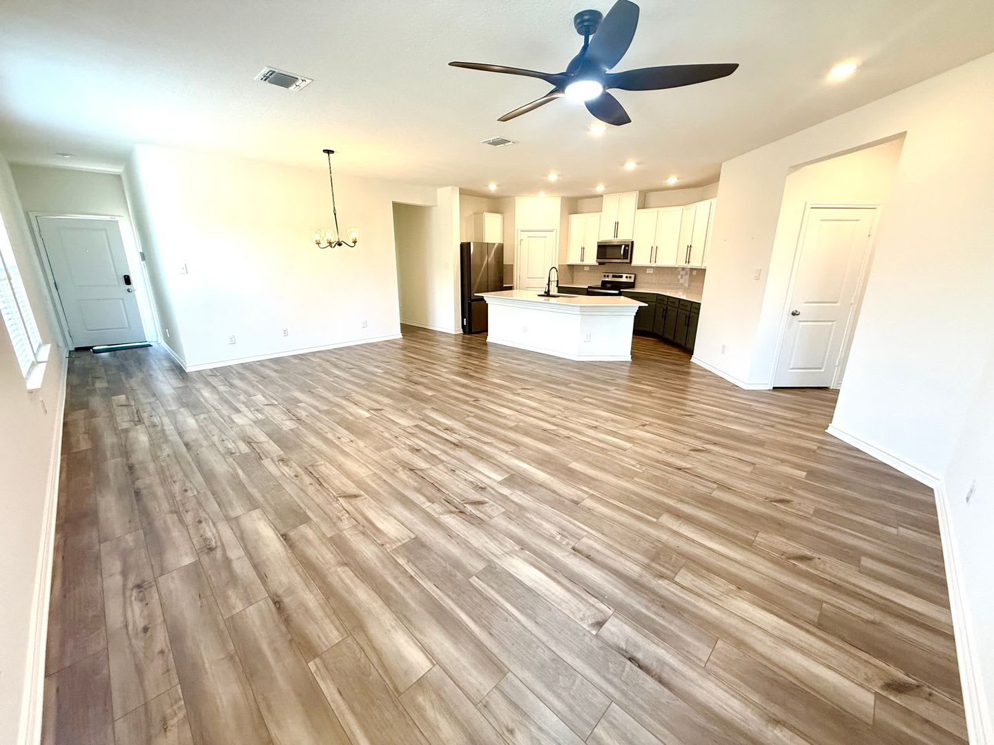 *MOVE IN SPECIAL* Kitchen Lovers Dream – Tons of Cabinet Space & Included Appliances! – photo 3